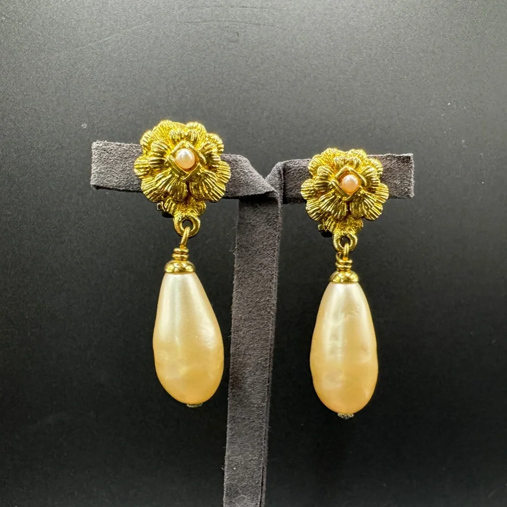 LOT 1579 24K gold plated CHANEL vintage camelia earrings